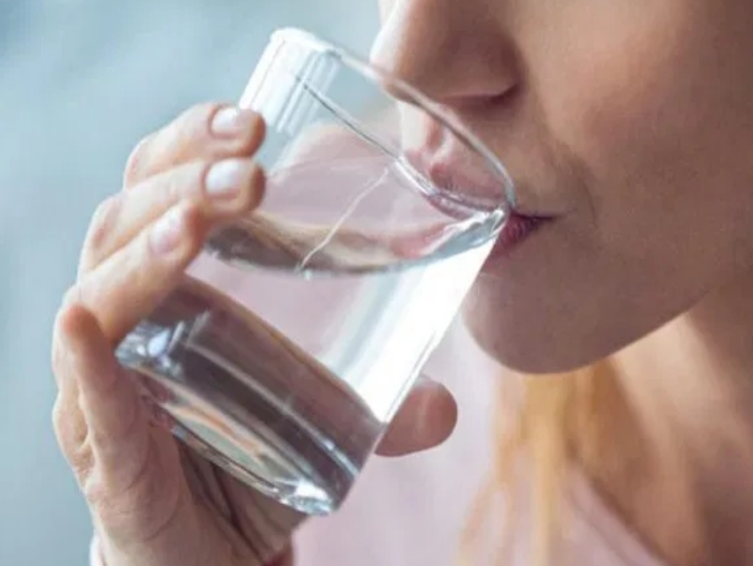 هل يجب أن نشرب الماء بارداً أم في درجة حرارة الغرفة؟