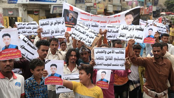 وقفة احتجاجية لابناء جبل حبشي تطالب بالقبض عل قاتل الطفل غالب ال