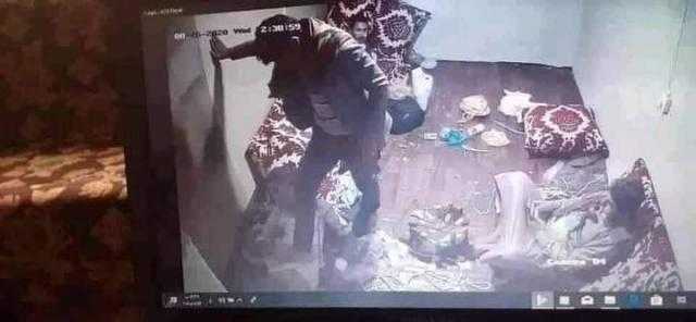 أحد قلتة الشهيد عبدالله الأغبري يظهر واضعا قدمه عليه
