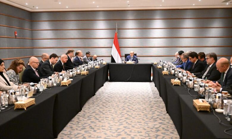 الرئيس العليمي يحذر من تداعيات الهجمات الحوثية الإرهابية على الس