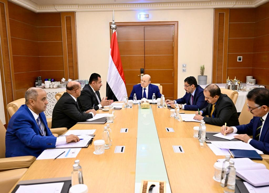 الرئيس العليمي يجتمع برئيس الوزراء والمسؤولين المعنيين بالشأن ال