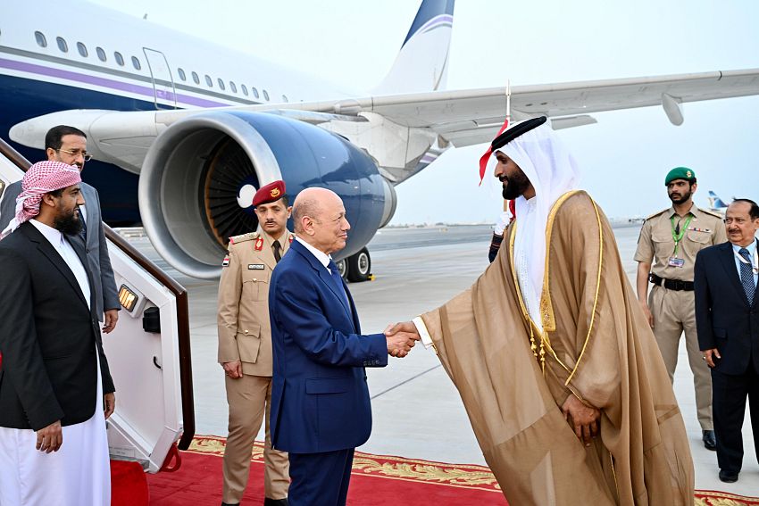 الرئيس العليمي يصل البحرين على رأس وفد رفيع للمشاركة في القمة ال