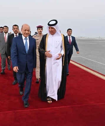 الرئيس العليمي يصل الى العاصمة القطرية الدوجة