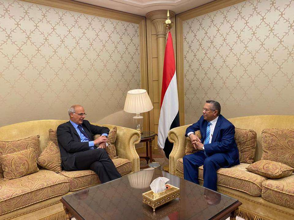 بن دغر يلتقي السفير البريطاني ويوكد على تنفيذ اتفاق الرياض حزمة