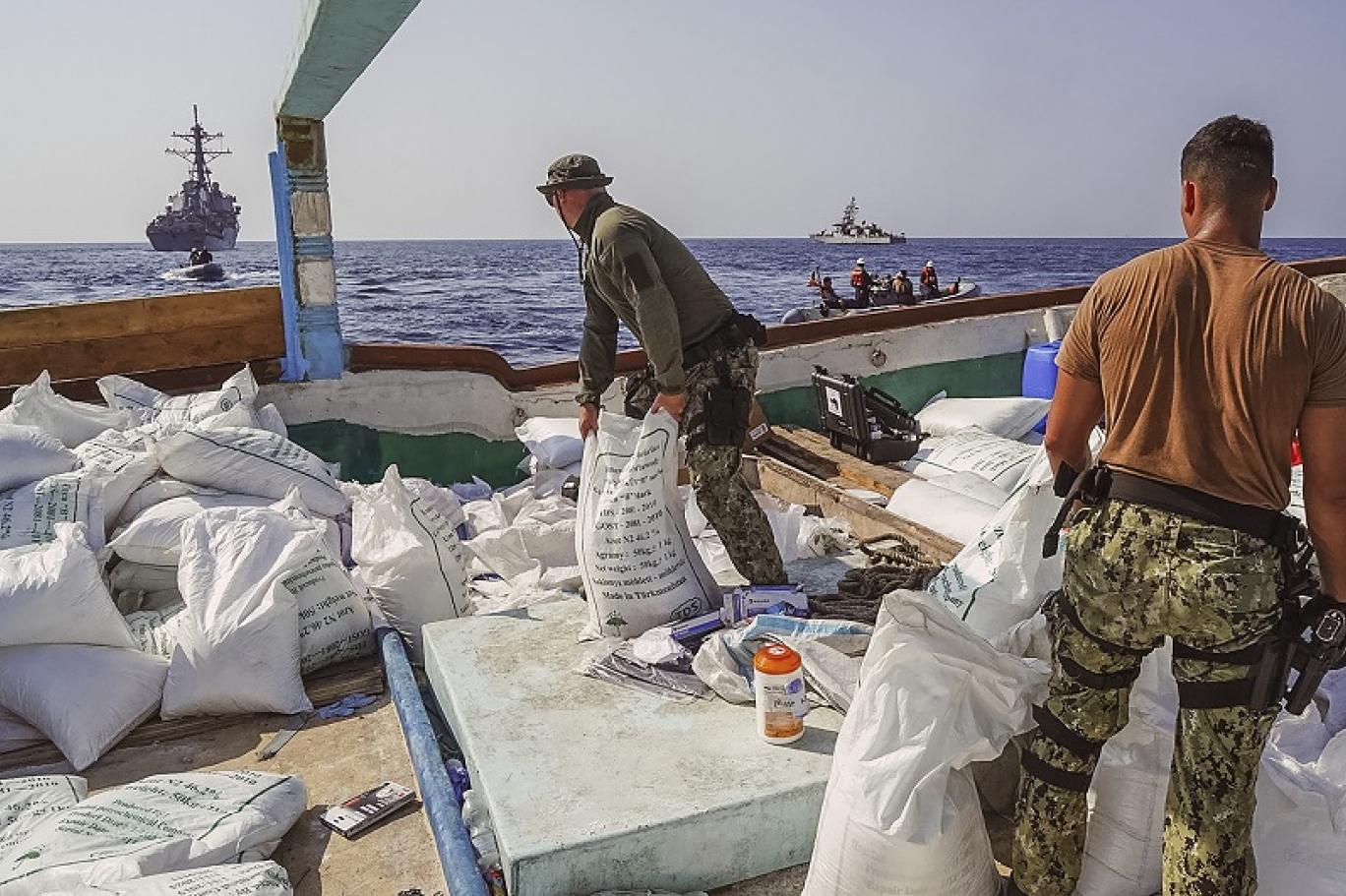 صورة نشرتها البحرية الأميركية إذ قام البحارة بجرد سماد اليوريا و