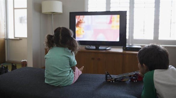 أطفال يشاهدون التلفاز