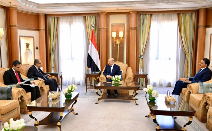 الرئيس العليمي يستقبل السفير المصري