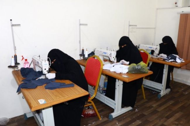 نازحات يصنعن كمامات