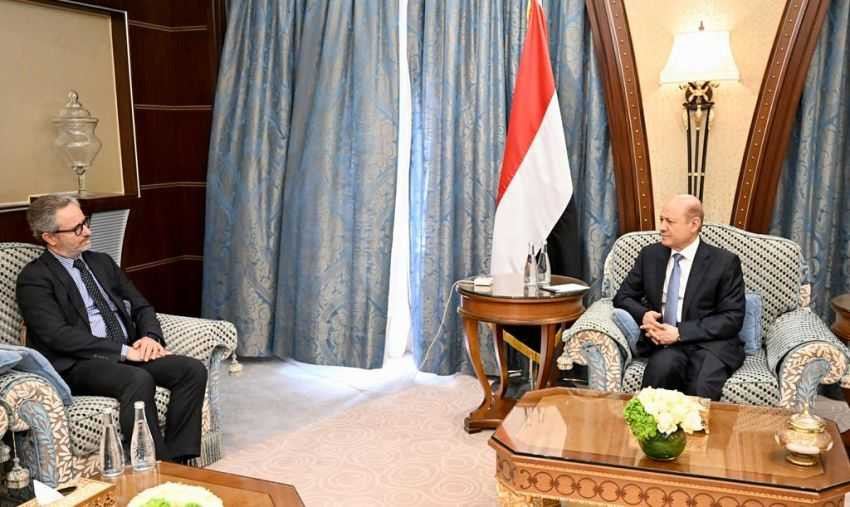 رئيس مجلس القيادة الرئاسي يرحب بالمساعي الحميدة لإنهاء الحرب في