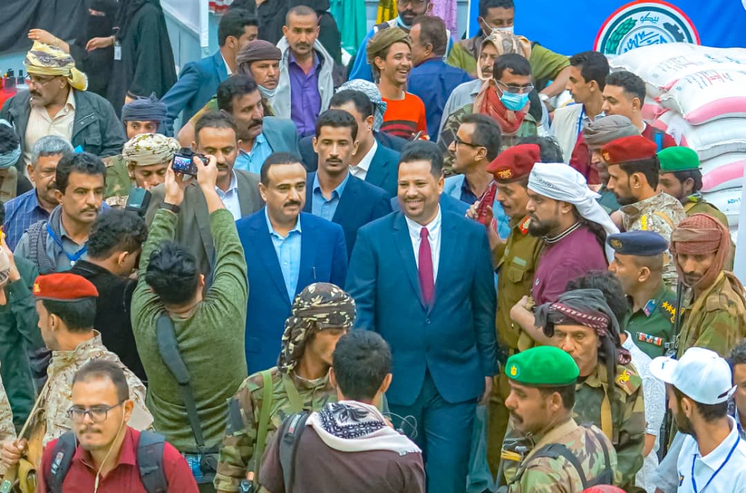 شبوة ..المحافظ العولقي يفتتح معرضا للشهر الكريم