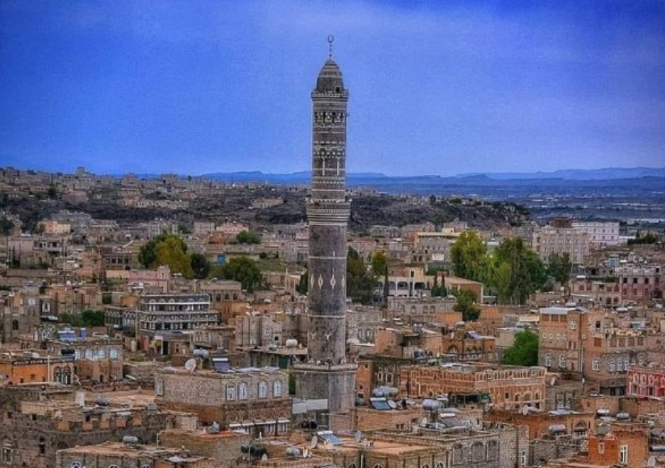 مليشيات الحوثي تغلق أحد أكبر المساجد بمدينة ذمار وتختطف أمام الج