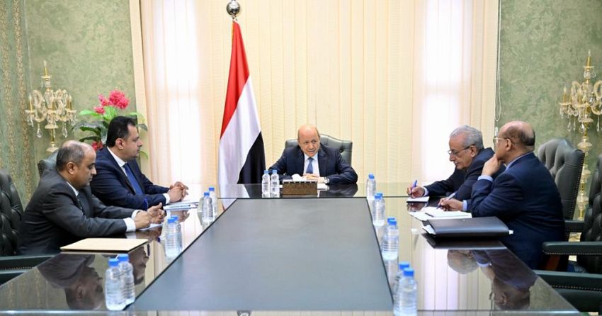رئيس مجلس القيادة الرئاسي يجتمع برئيس الوزراء ومحافظ البنك المرك