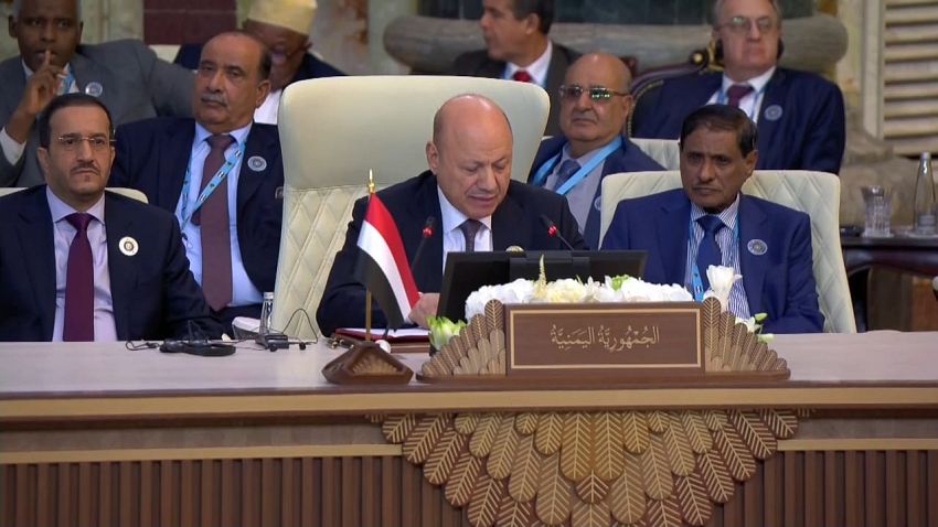 رئيس مجلس القيادة يدعو الى تأسيس صندوق عربي للمساهمة في اعادة إع