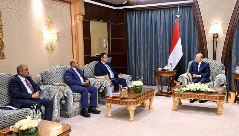 رئيس مجلس القيادة الرئاسي يجتمع برئيس الوزراء ومحافظ البنك المرك