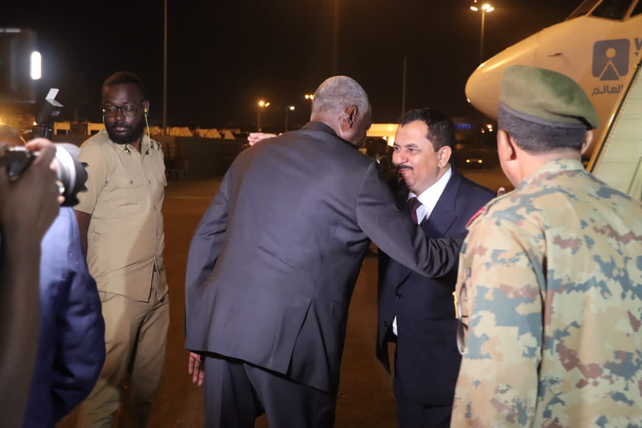 وزير الدفاع اليمني محسن الداعرى يصل السودان في مهمة عسكرية