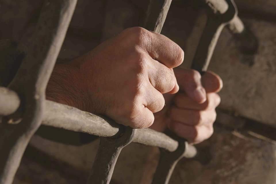 الحوثي يعامل اليمنيين كرهائن في المنطق التي يسيطر عليها