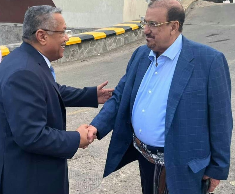بن دغر يصل الى مطار عدن والبركاني في استقباله
