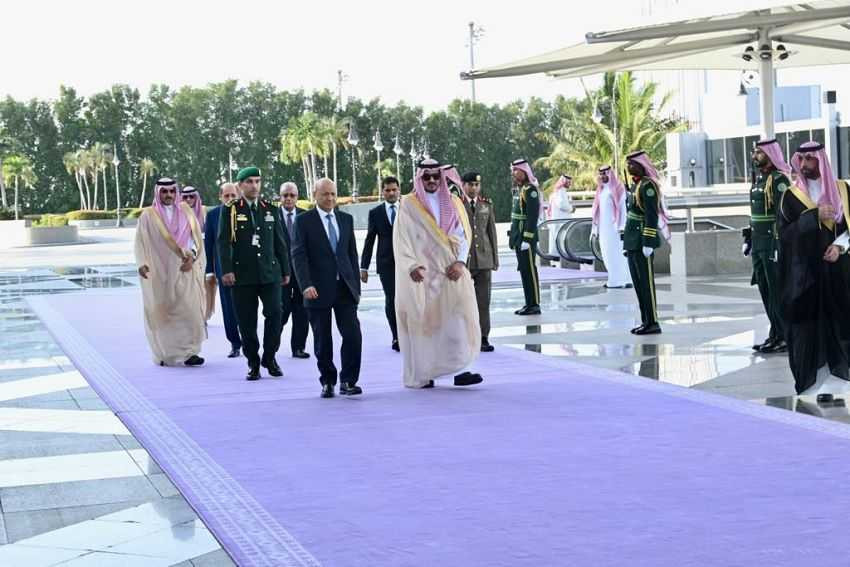 استقبال مهيب للرئيس العليمي في مطار جدة