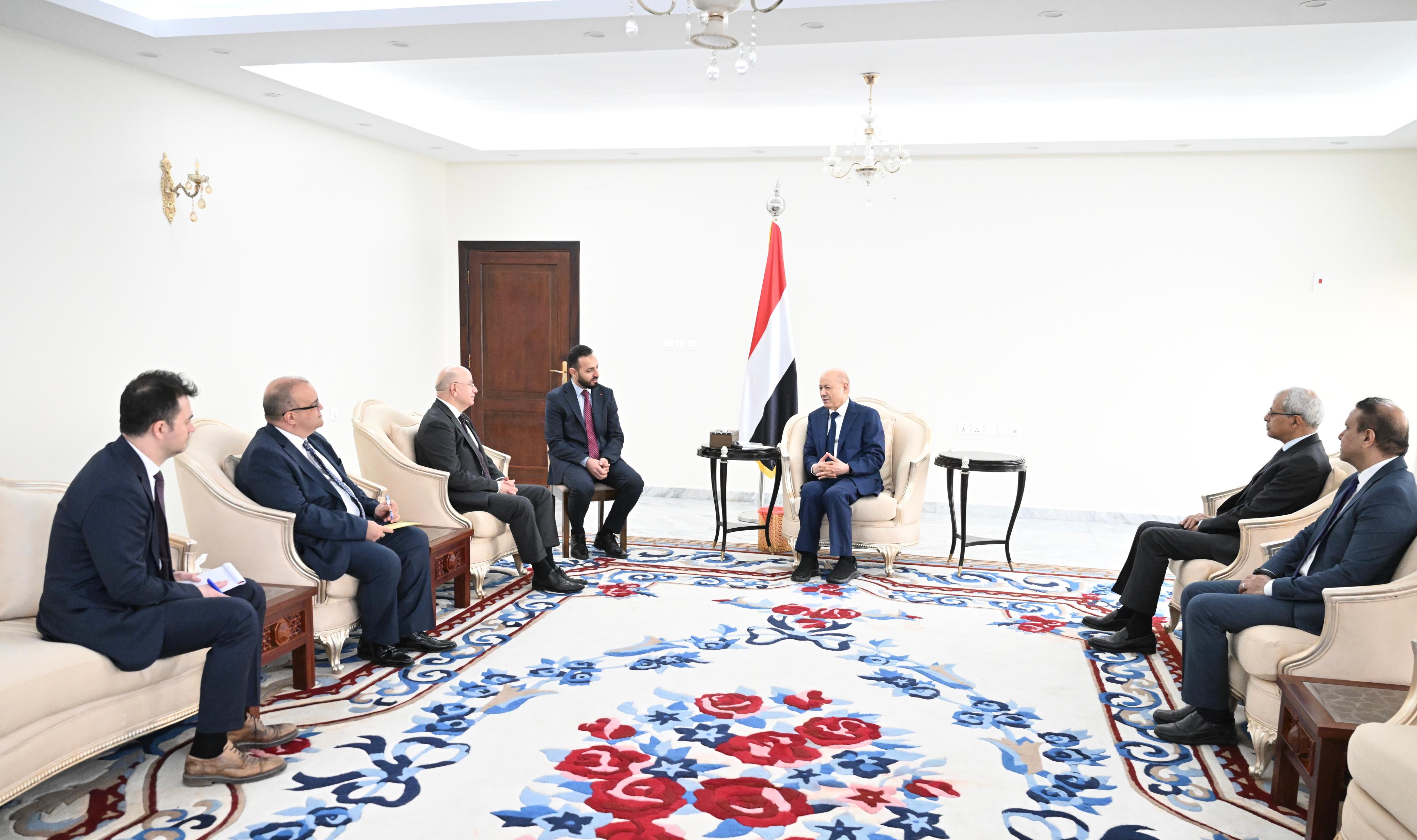 الرئيس العليمي يشيد بالدور التركي الداعم لليمن خلال لقاء سفير أن