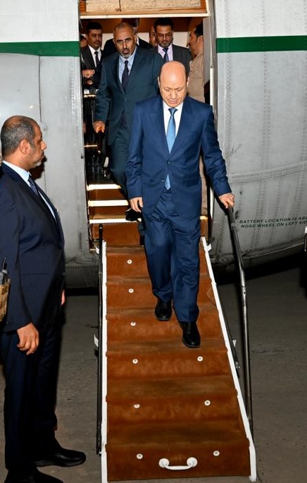 الرئيس رشاد العليمي وعيدروس الزبيدي يعودان الى عدن