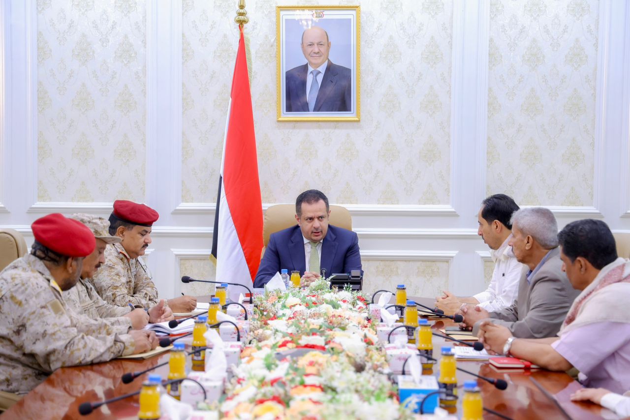 رئيس الحكومة يراس اجتماعًا عسكريًا في العاصمة عدن
