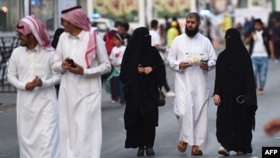 سعوديين بشارع في العاصمة الرياض