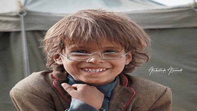 نظارة طفل نازح في اليمن