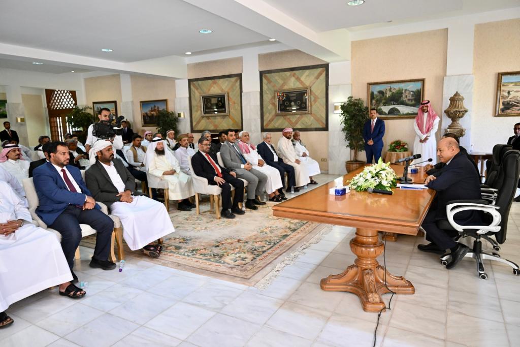 الرئيس العليمي يلتقي وجهاء حضرموت