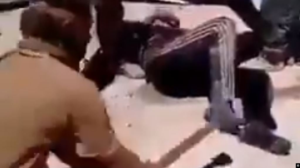 مرتزقة روس يعذبون مجند سوري بعد ان قطعو راسه
