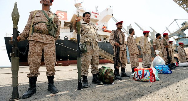 جنود مراقبة اطلاق النار في الحديدة