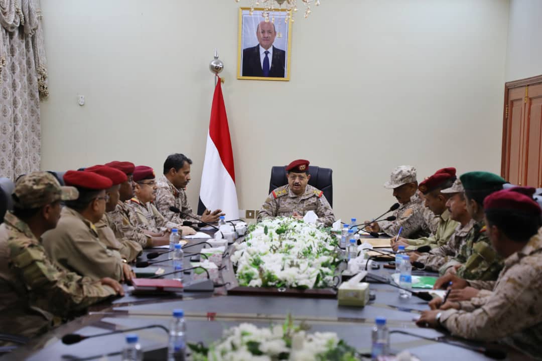 وزير الدفاع يترأس اجتماعا في قيادة المنطقة العسكرية الرابعة