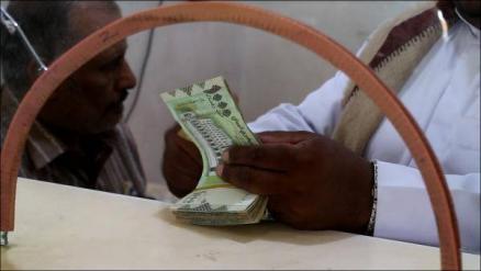 محلات الصرافة ترفع رسوم الحوالات الى مناطق الحوثي