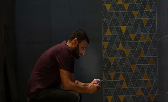 استخدام الهاتف في الحمام