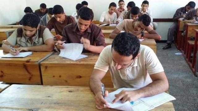 طلاب يمنيين في قاعات الامتحان