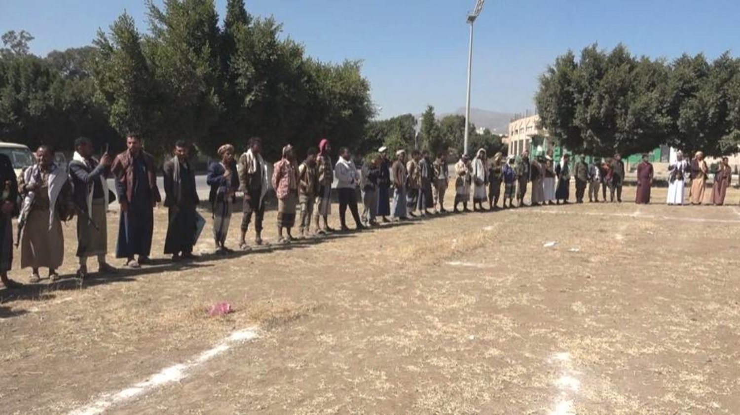 مهمشون يمنيون في مدينة إب أجبرتهم الجماعة الانقلابية على التضامن