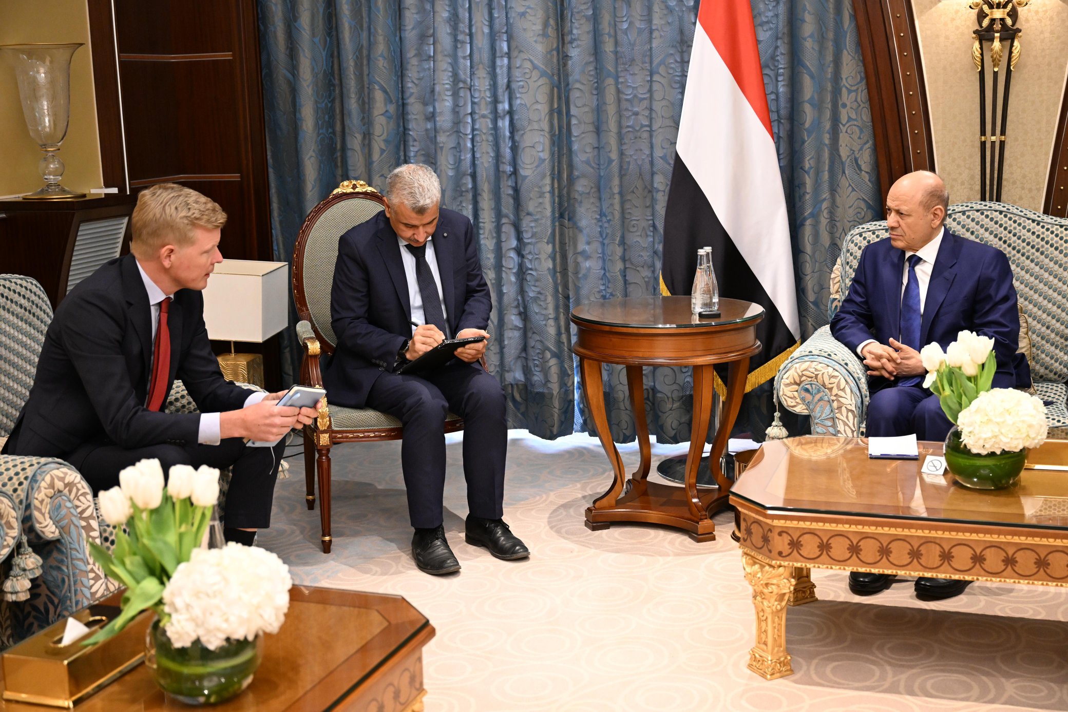 الرئيس العليمي يستقبل المبعوث الأممي الى اليمن