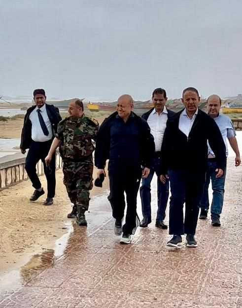 الرئيس العليمي يتابع ميدانيا مستجدات اعصار تيج في محافظة المهرة