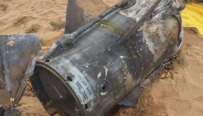 بقايا صاروخ اطلقته الميليشيا الحوثية صوب المملكة العربية السعودي