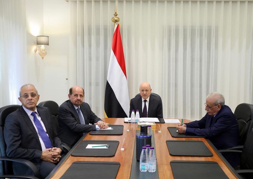 الرئيس العليمي يحذر السلك الدبلوماسي من الإجراءات الأحادية للانتقالي المهددة لوحدة الدولة