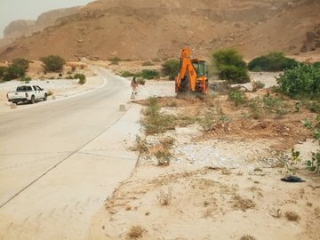 بدأت مؤسسة العون للتنمية اليوم اعمال صيانة وترميم جسر الطريق الف