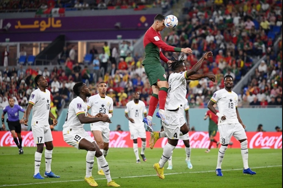 قفزة رونالدو في محاولة لتسجيل هدف على غانا في مونديال قطر