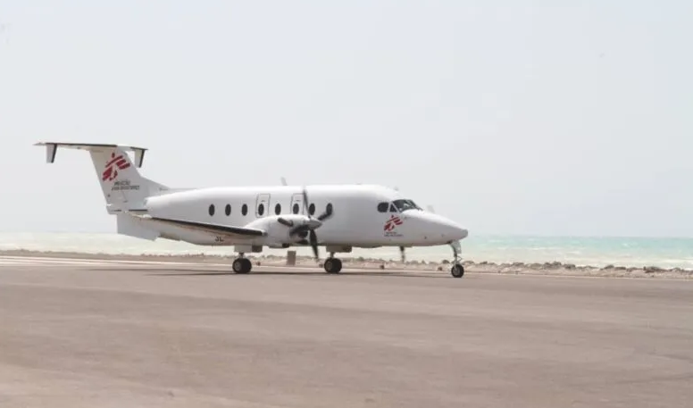 مطار المخأ جنوب غرب تعز يستقبل اول طائرة مدنية منذ افتتاحه