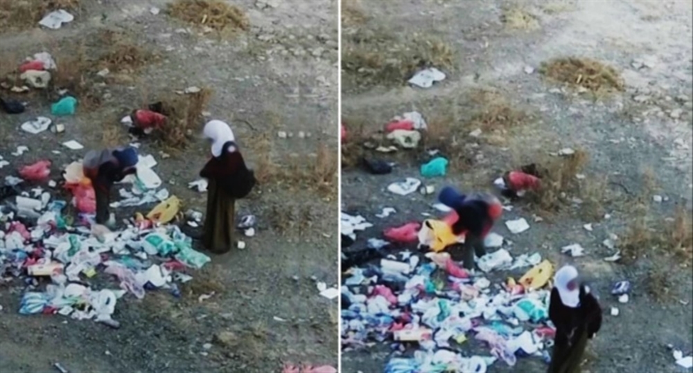 طفلين يبحثان عن طعام في النفايات وهما في طريقهما إلى المدرسة في