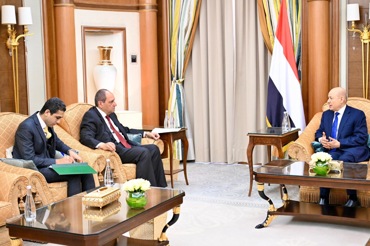 الرئيس العليمي يستقبل السفير المصري