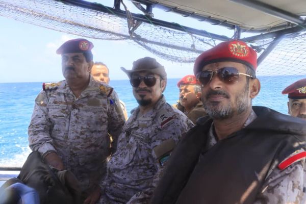 وزير الدفاع ورئيس هيئة الاركان يتفقدان القوات في محور باب المندب