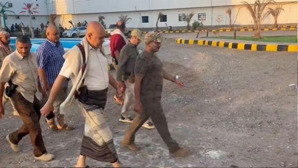 اول ظهور لمحافظ تعز بعد نجاته من استهداف حوثي في طريق الكدحة