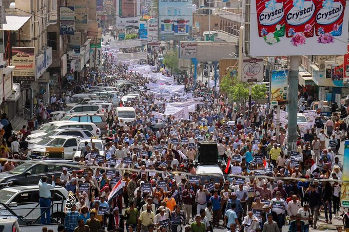جانب-من-تظاهرة-أبناء-تعز-المطالبة-بفك-الحصار-عن-المدينة-تويتر