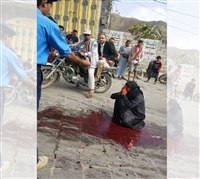 زوجة القتيل تلطخ وجهها بدمائة