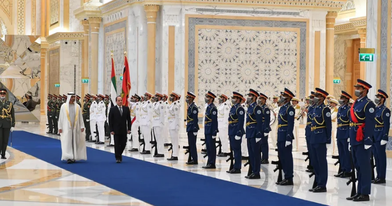 السيسي يوجه رسالة قوية للحوثيين من داخل أبو ظبي