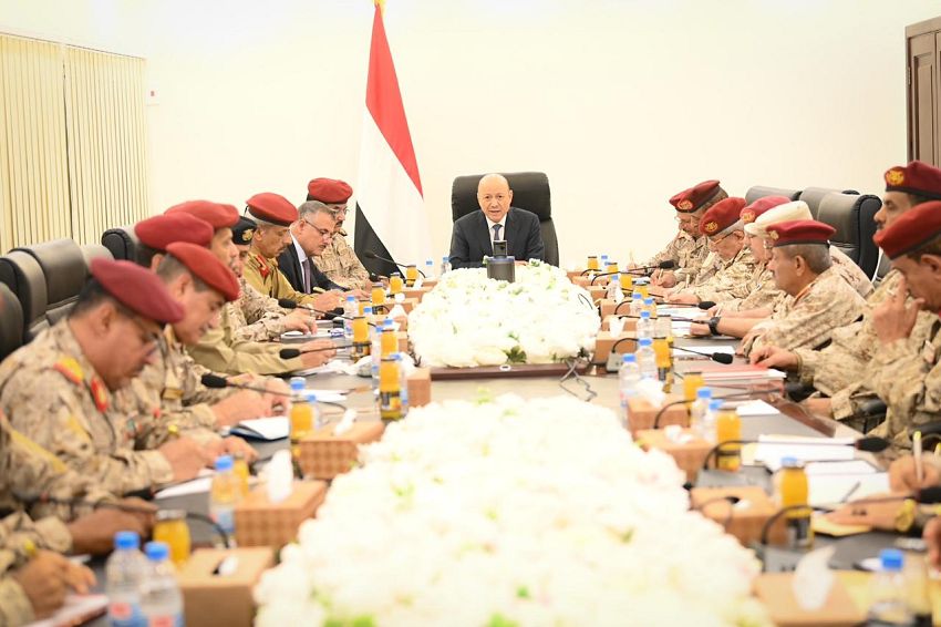 الرئيس العليمي يجتمع بقيادة وزارة الدفاع ورئاسة هيئة الاركان وقا
